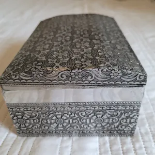 Caja joyero plateada con relieve floral