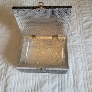 Caja joyero plateada con relieve floral