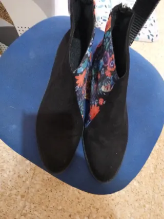 Botines negros y multicolor