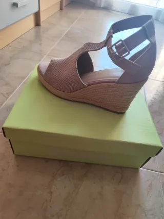 Zapatos nuevos o usados una sola vez. Talla 40-41.