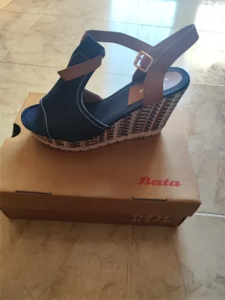 Zapatos nuevos o usados una sola vez. Talla 40-41.