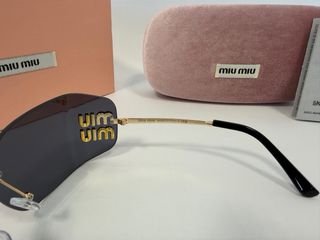 Gafas de sol Miu Miu negras y doradas