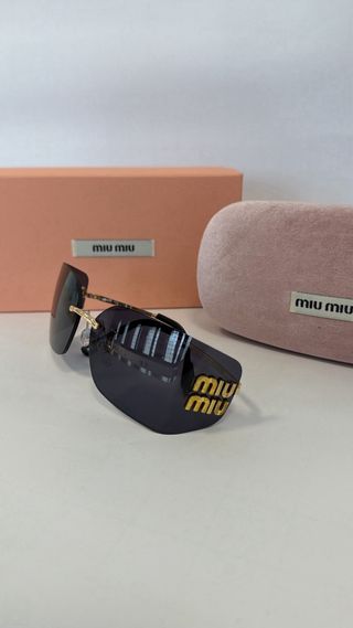 Gafas de sol Miu Miu negras y doradas