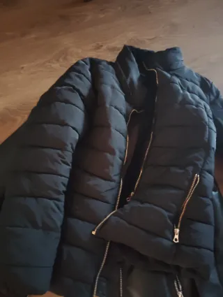 Cazadora negra acolchada