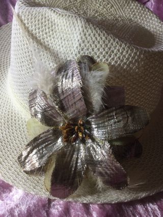 Broche Fiesta Flor Dorado y Plumas beige