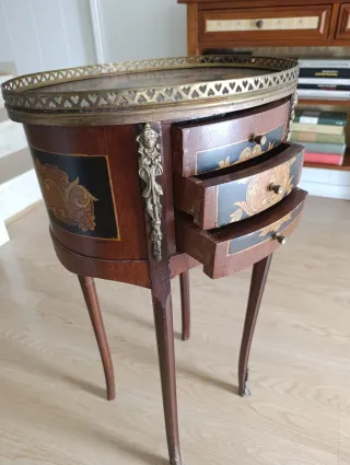 Mesita auxiliar vintage con 3 cajones ,detalles