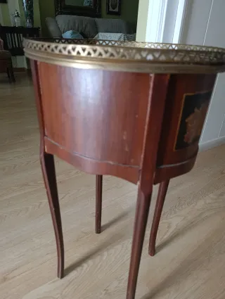 Mesita auxiliar vintage con 3 cajones ,detalles