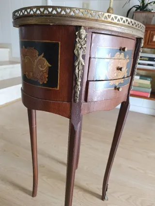 Mesita auxiliar vintage con 3 cajones ,detalles
