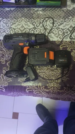Taladro TACKLIFE con batería y cargador