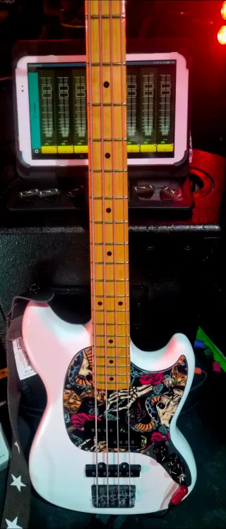 Golpeador Fender Mustang Bass - Diseño Exclusivo