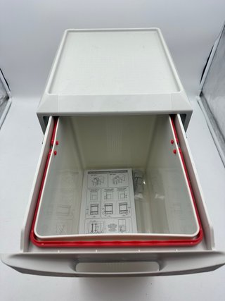 Cestino rosso e bianco in plastica