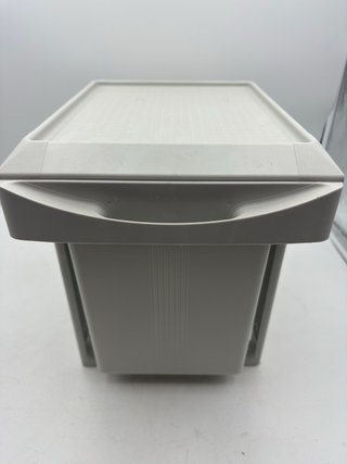 Cestino rosso e bianco in plastica