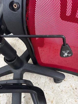 Silla de oficina ergonómica negra y roja