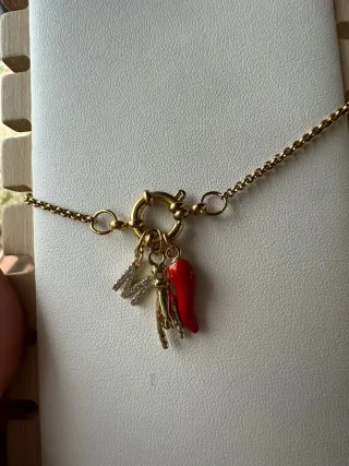 Collana oro lettera E, corno e mano