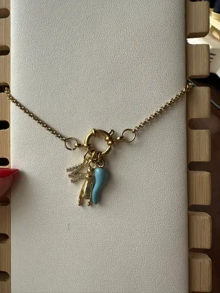 Collana oro lettera E, corno e mano