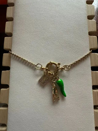 Collana oro lettera E, corno e mano