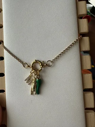 Collana oro lettera E, corno e mano