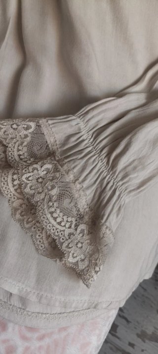 Blusón beige con encaje
