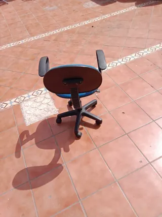 Silla de escritorio azul y negra