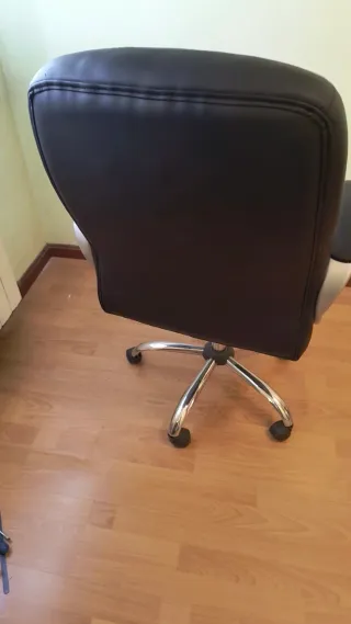 Sillón de oficina ergonómico con ruedas