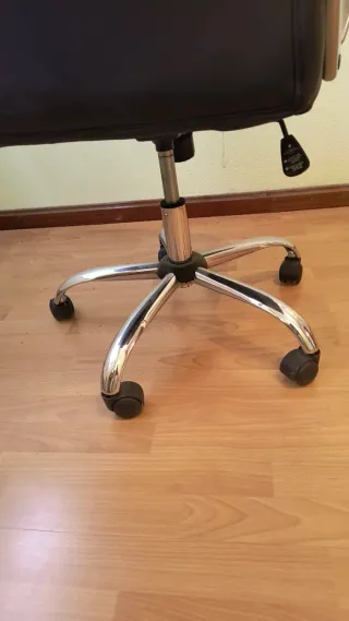 Sillón de oficina ergonómico con ruedas