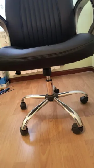 Sillón de oficina ergonómico con ruedas