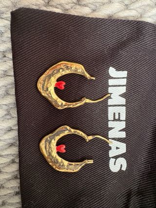 Pendientes The Jimenas dorados con corazón rojo