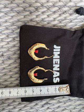 Pendientes The Jimenas dorados con corazón rojo