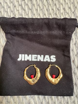 Pendientes The Jimenas dorados con corazón rojo
