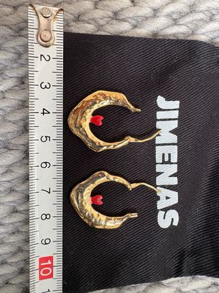Pendientes The Jimenas dorados con corazón rojo