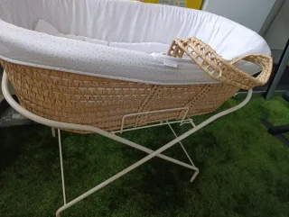 Moisés de mimbre con soporte