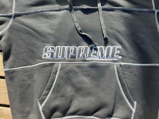 Sudadera Supreme Negra con Costuras Blancas