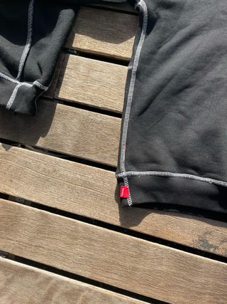 Sudadera Supreme Negra con Costuras Blancas