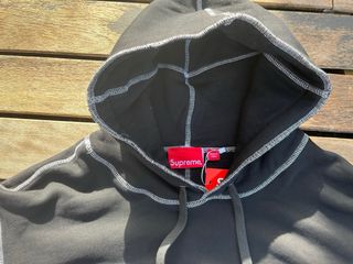 Sudadera Supreme Negra con Costuras Blancas
