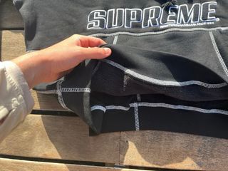 Sudadera Supreme Negra con Costuras Blancas
