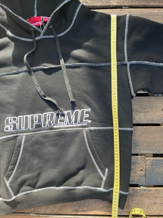 Sudadera Supreme Negra con Costuras Blancas
