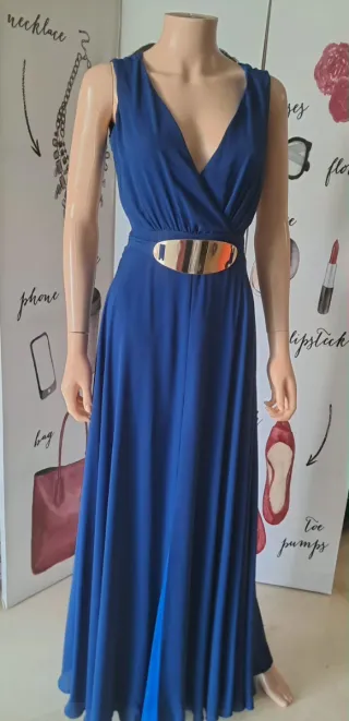 Vestido largo azul con cinturón dorado