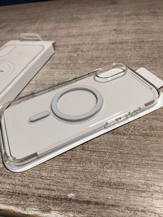Apple Funda transparente con MagSafe para el iPhone 16 Plus