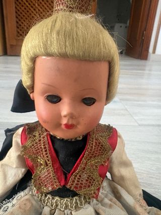 Muñeca vintage vestida traje regional