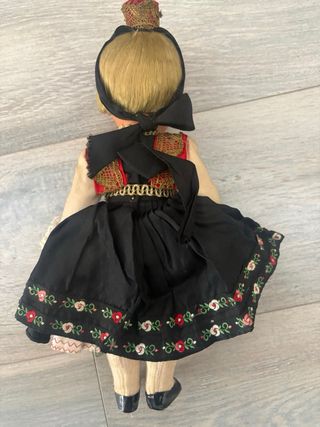 Muñeca vintage vestida traje regional