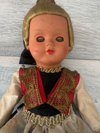 Muñeca vintage vestida traje regional
