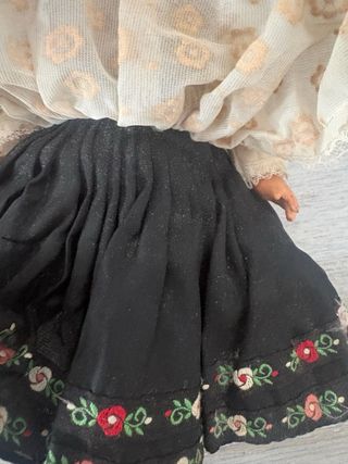 Muñeca vintage vestida traje regional