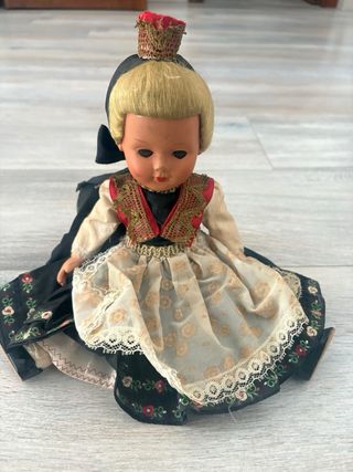 Muñeca vintage vestida traje regional