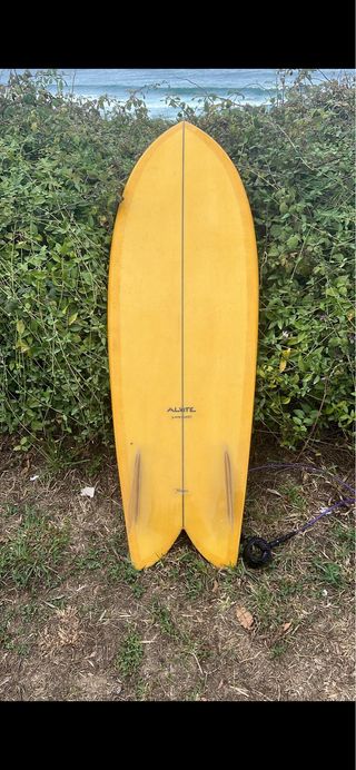 Tabla de surf amarilla