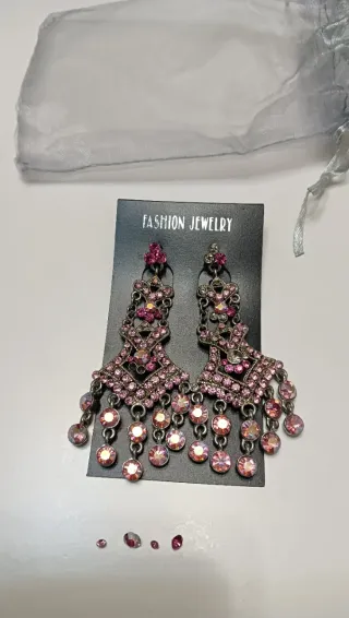 Pendientes largos plateados con pedrería rosa