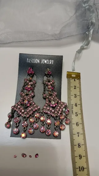 Pendientes largos plateados con pedrería rosa