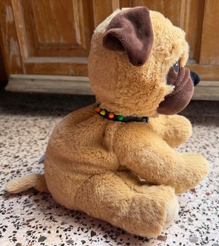 Raza de perro: PUG de la marca Warmies.