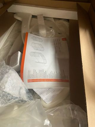 Cuna Stokke ovalada blanca mini cuna y ampliada.