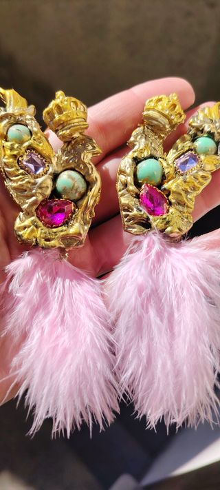 Orecchini grandi con pietre e piume.