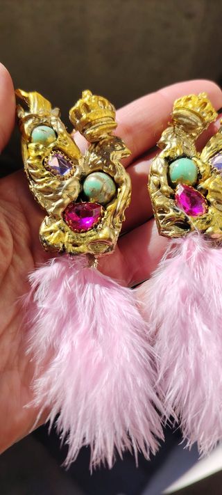 Orecchini grandi con pietre e piume.